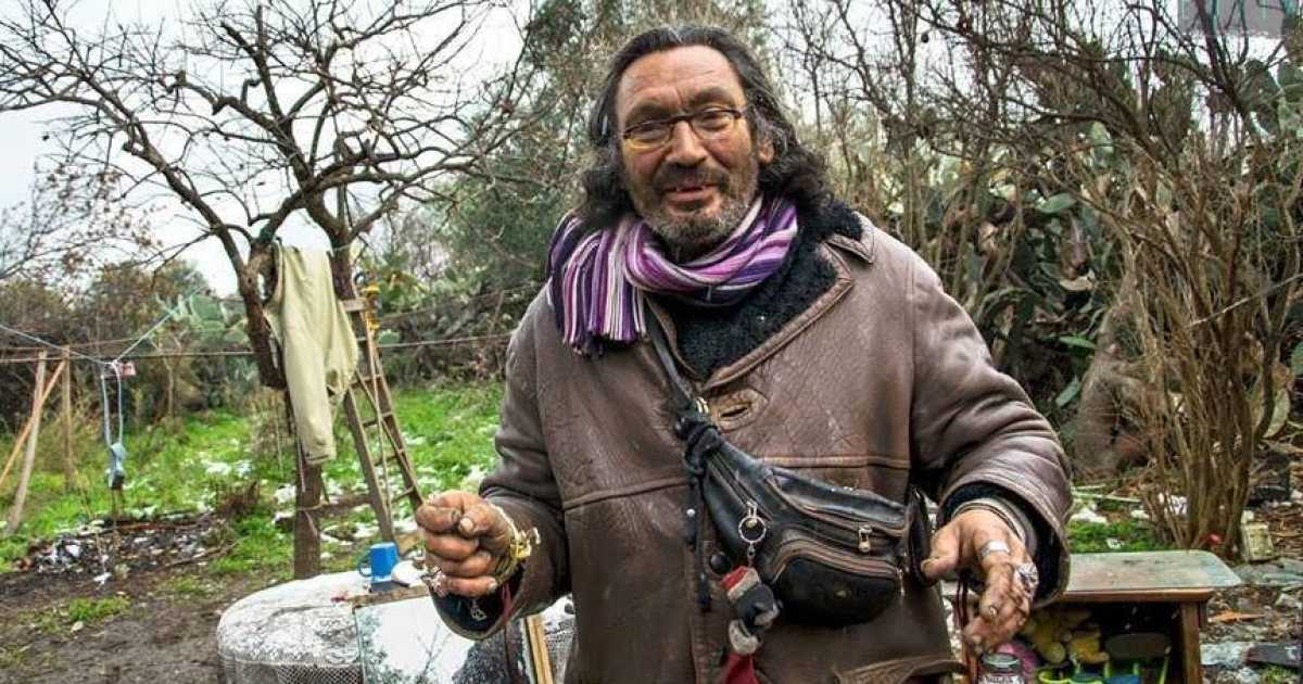 Triggiano, la storia di Piero: vive in mezzo ai rifiuti senza acqua, luce e gas